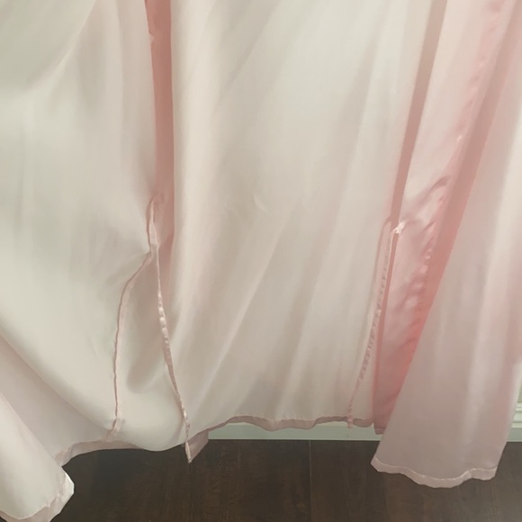 Adonna pink night robe. Size Medium. Includes sash and ties as in photo. - Picture 5 of 5